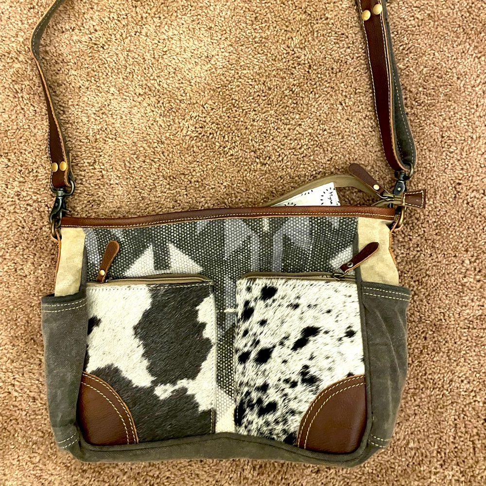 I’m selling this beautiful Myra bag like new.